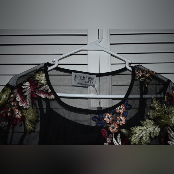 Ruff Hewn NWT Sheer Embroidered Floral Short Sleeve Black/Green/Red Top Size M - Picture 6 of 15